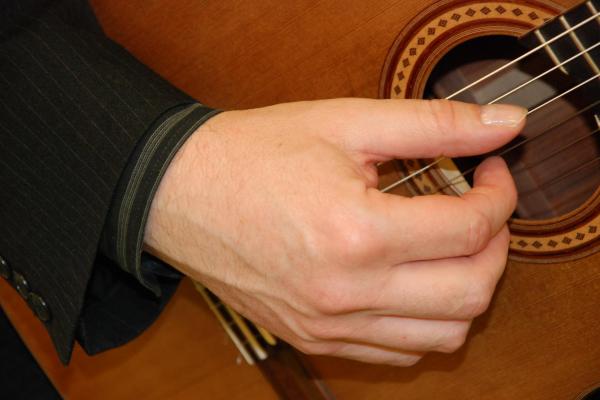 Naturalne ustawienie prawej ręki gitarzysty - uderzenia z powietrza - lekcja 6b - Portal Informacji Kulturalnej