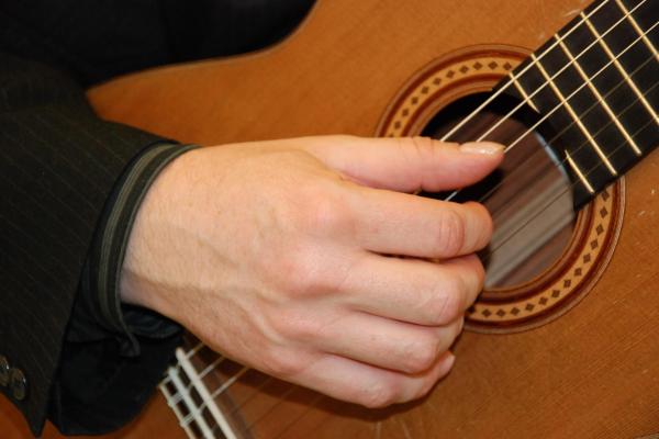 Naturalne ustawienie prawej ręki gitarzysty