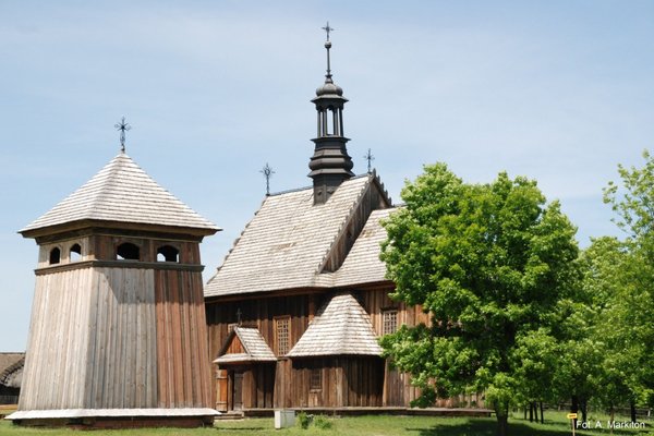 Kościół z Rogowa - Na tle kościoła drewniana dzwonnica z Kazimierzy Wielkiej 