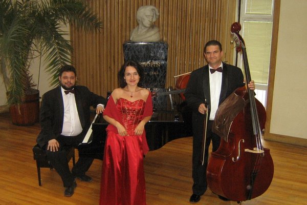 Trio  Świętokrzyskie - W programie zespołu znajdują się utwory klasyczne i współczesne. 