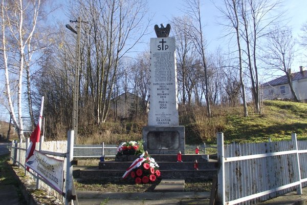 Bieliny - ul. Żeromskiego 12 - Pomnik ofiar wojny